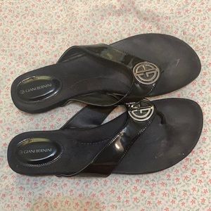 Giani Bernini black flip flops